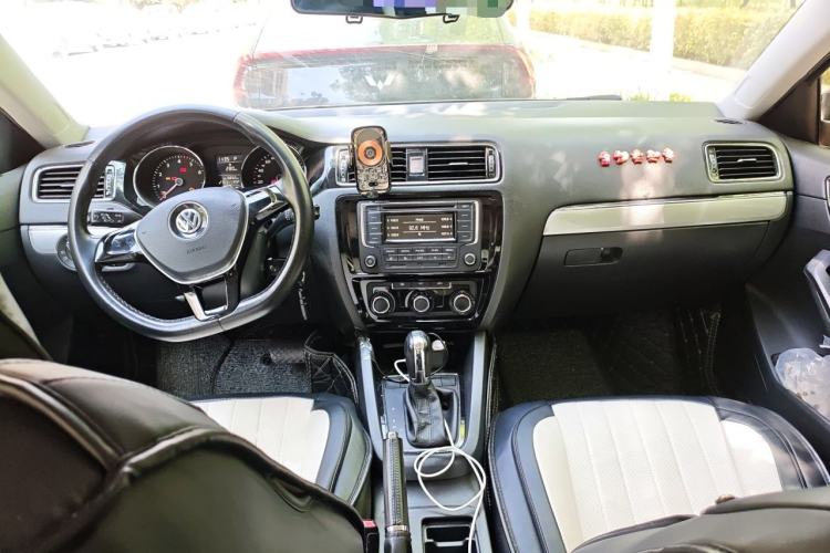 Used Volkswagen Sagitar 2015 1.6L Automatic Comfort Model Center Console