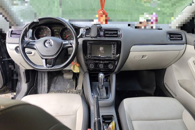 Used Volkswagen Sagitar 2015 230TSI Automatic Comfort Version Center Console