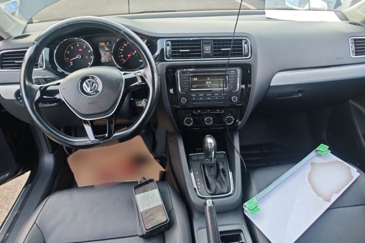 Used Volkswagen Sagitar 2015 1.6L Automatic Comfort Model Center Console