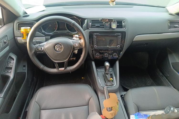 Used Volkswagen Sagitar 2015 1.6L Automatic Comfort Model Center Console