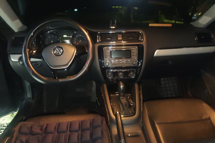 Used Volkswagen Sagitar 2015 1.6L Automatic Comfort Model Center Console
