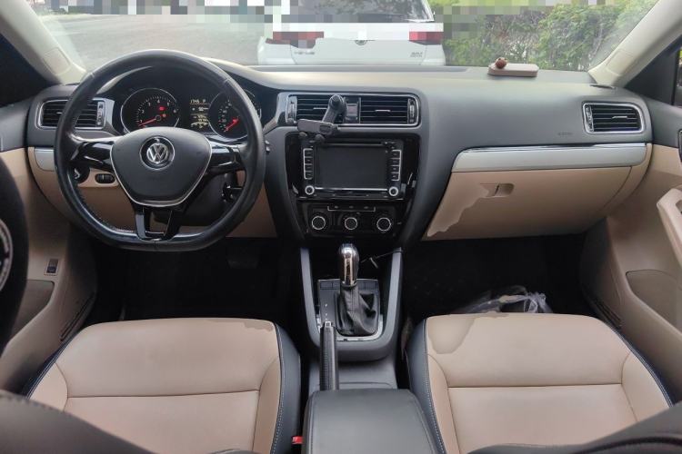 Used Volkswagen Sagitar 2015 1.6L Automatic Comfort Model Center Console