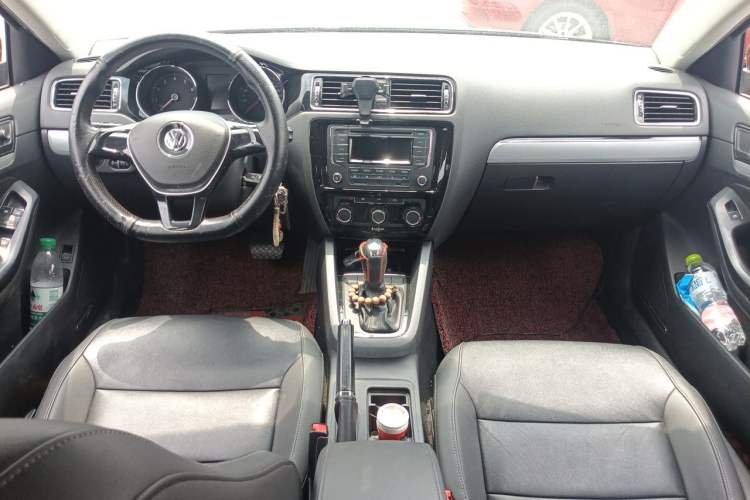 Used Volkswagen Sagitar 2015 1.6L Automatic Comfort Model Center Console