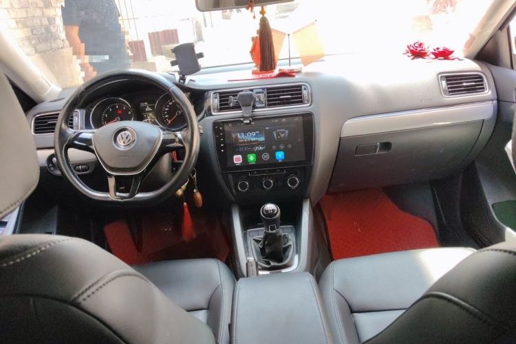 Used Volkswagen Sagitar 2015 1.6L Manual Comfort Model Center Console