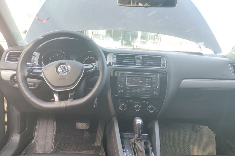 Used Volkswagen Sagitar 2015 230TSI Automatic Comfort Version Center Console