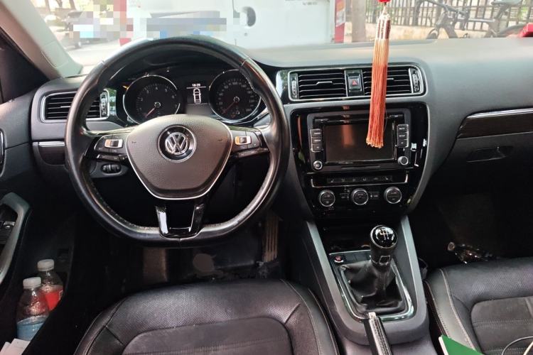 Used Volkswagen Sagitar 2015 230TSI Manual Luxury Edition Center Console