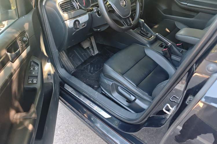 Used Volkswagen Sagitar 2015 230TSI Automatic Comfort Version Driver Seat