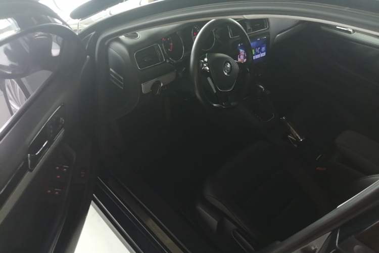 Used Volkswagen Sagitar 2015 230TSI Automatic Comfort Version Driver Seat
