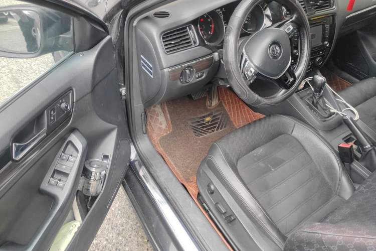 Used Volkswagen Sagitar 2015 230TSI Automatic Luxury Model Driver Seat