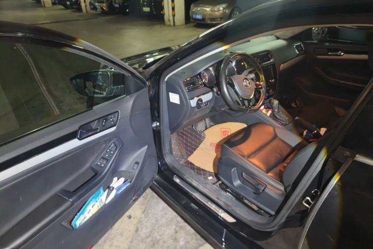 Used Volkswagen Sagitar 2015 230TSI Automatic Comfort Version Driver Seat