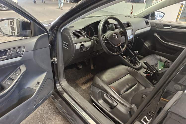 Used Volkswagen Sagitar 2015 1.6L Manual Comfort Model Driver Seat