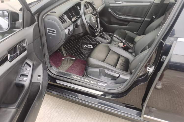 Used Volkswagen Sagitar 2015 230TSI Automatic Comfort Version Driver Seat