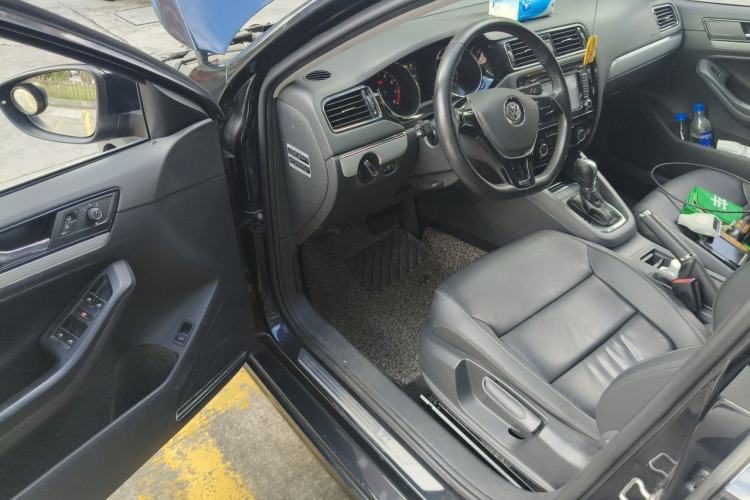 Used Volkswagen Sagitar 2015 230TSI Automatic Comfort Version Driver Seat