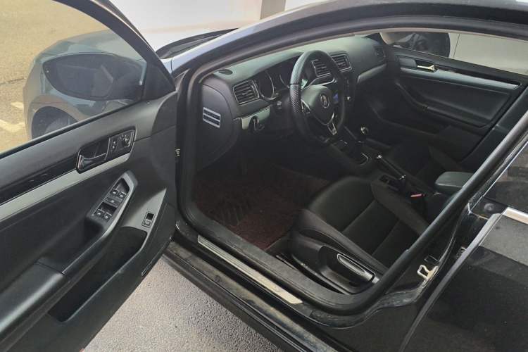 Used Volkswagen Sagitar 2015 1.6L Manual Comfort Model Driver Seat