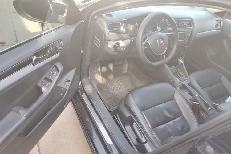 Used Volkswagen Sagitar 2015 230TSI Automatic Comfort Version Driver Seat