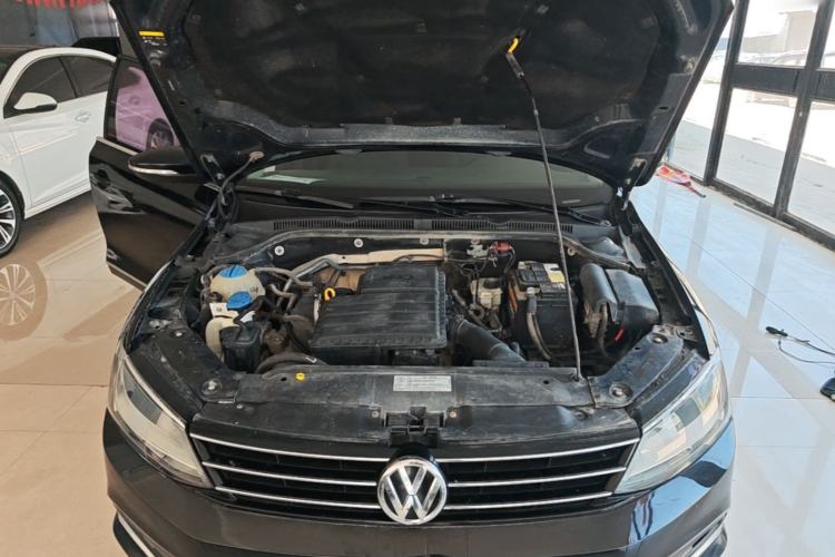 Used Volkswagen Sagitar 2015 1.6L Manual Comfort Model Engine Bay
