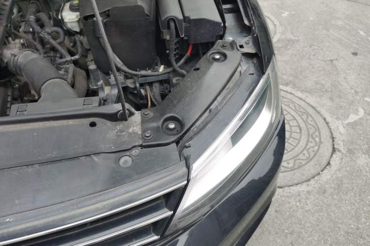 Used Volkswagen Sagitar 2015 1.6L Manual Comfort Model Engine Bay Left