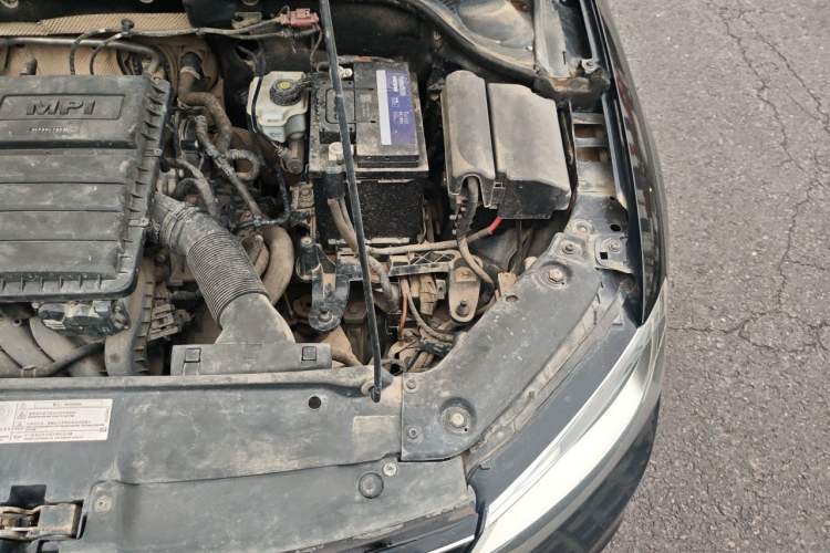 Used Volkswagen Sagitar 2015 1.6L Manual Comfort Model Engine Bay Left