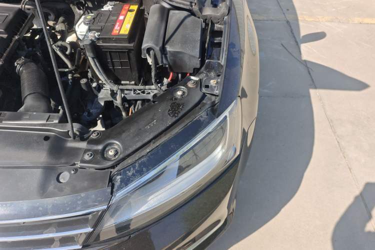 Used Volkswagen Sagitar 2015 1.6L Manual Comfort Model Engine Bay Left