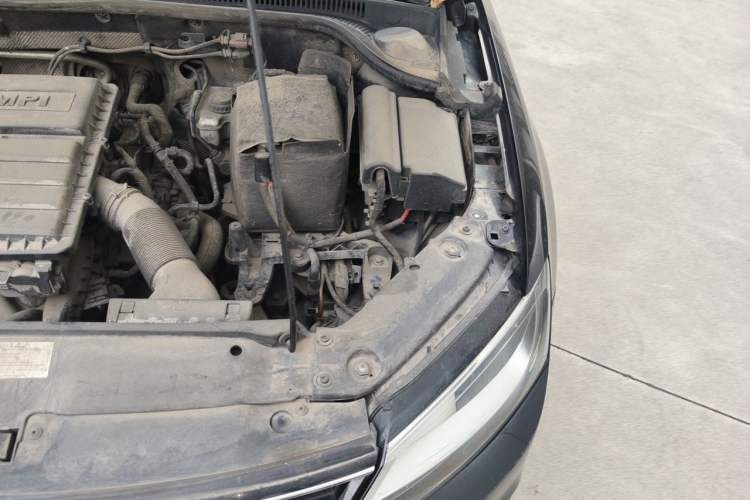Used Volkswagen Sagitar 2015 1.6L Manual Comfort Model Engine Bay Left