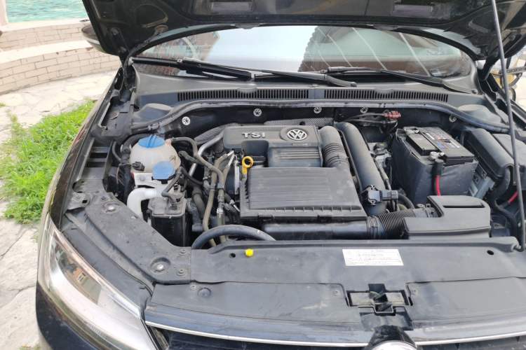 Used Volkswagen Sagitar 2015 230TSI Automatic Comfort Version Engine Bay Right