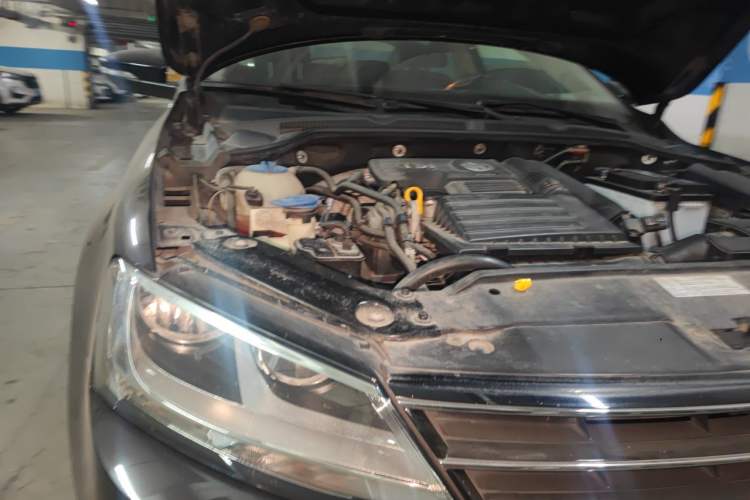 Used Volkswagen Sagitar 2015 230TSI Automatic Comfort Version Engine Bay Right
