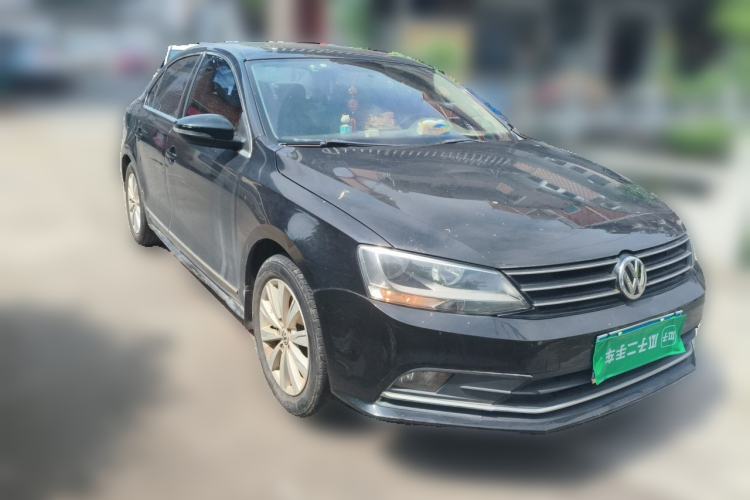 Used Volkswagen Sagitar 2015 230TSI Automatic Comfort Version Front Right 45 Deg