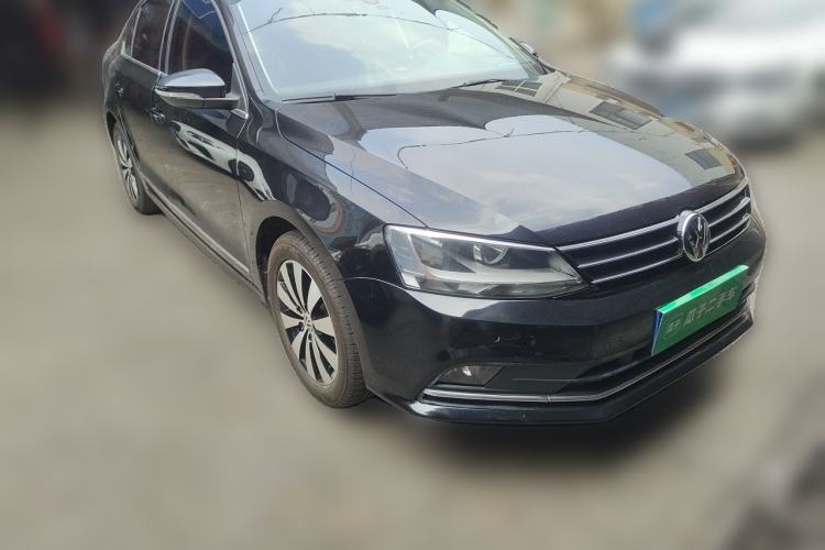 Used Volkswagen Sagitar 2015 230TSI Manual Luxury Edition Front Right 45 Deg