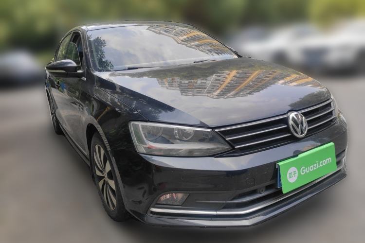 Used Volkswagen Sagitar 2015 230TSI Automatic Luxury Model Front Right 45 Deg