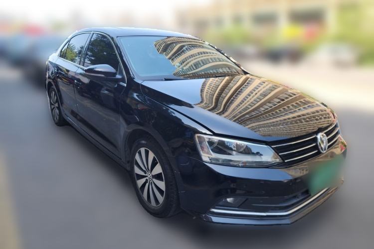 Used Volkswagen Sagitar 2015 230TSI Automatic Luxury Model Front Right 45 Deg