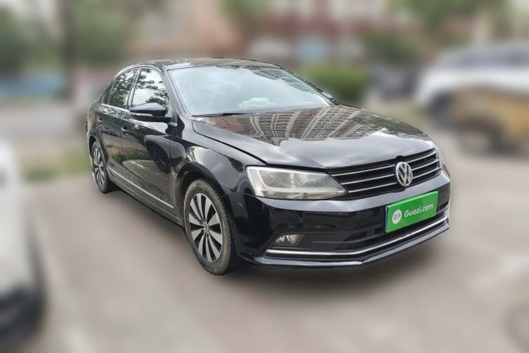 Used Volkswagen Sagitar 2015 230TSI Automatic Luxury Model Front Right 45 Deg