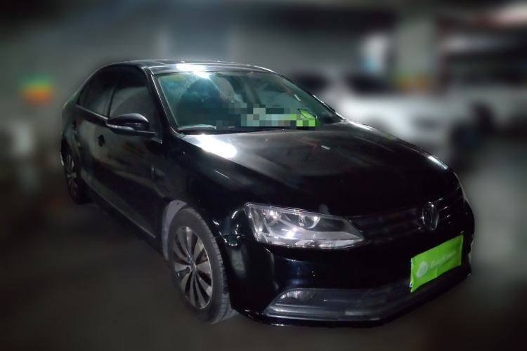 Used Volkswagen Sagitar 2015 230TSI Automatic Luxury Model Front Right 45 Deg