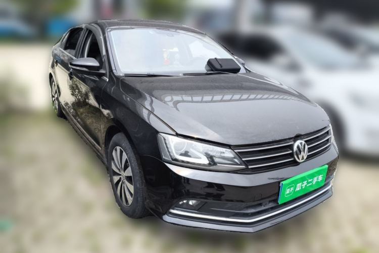 Used Volkswagen Sagitar 2015 230TSI Automatic Luxury Model Front Right 45 Deg