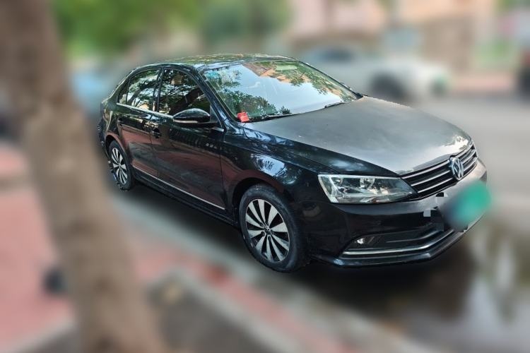 Used Volkswagen Sagitar 2015 230TSI Manual Luxury Edition Front Right 45 Deg