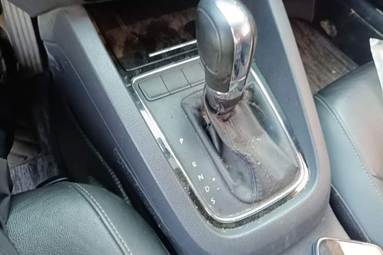Used Volkswagen Sagitar 2015 1.6L Automatic Comfort Model Gear Lever
