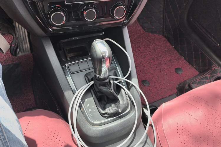 Used Volkswagen Sagitar 2015 230TSI Automatic Comfort Version Gear Lever