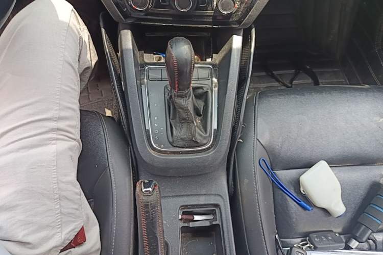 Used Volkswagen Sagitar 2015 1.6L Automatic Comfort Model Gear Lever