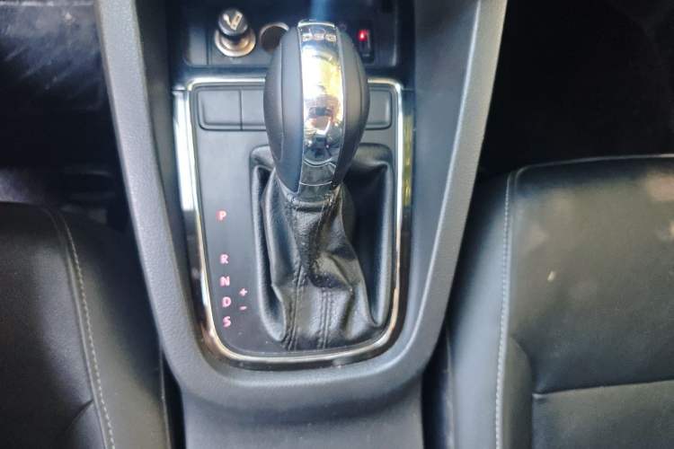 Used Volkswagen Sagitar 2015 230TSI Automatic Comfort Version Gear Lever
