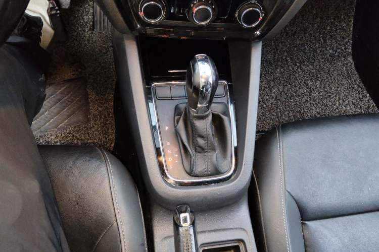 Used Volkswagen Sagitar 2015 1.6L Automatic Comfort Model Gear Lever