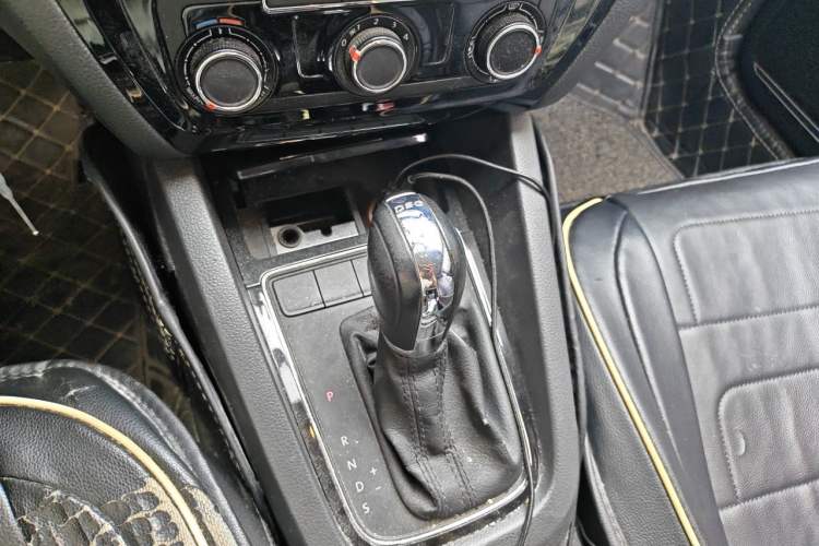 Used Volkswagen Sagitar 2015 230TSI Automatic Comfort Version Gear Lever