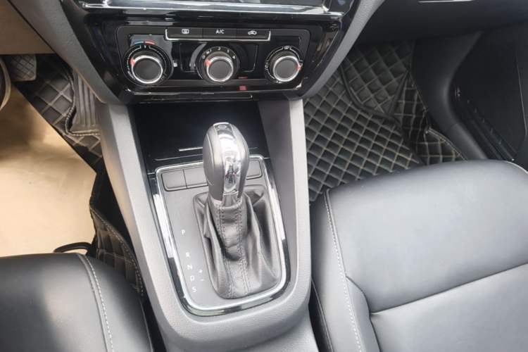 Used Volkswagen Sagitar 2015 1.6L Automatic Comfort Model Gear Lever