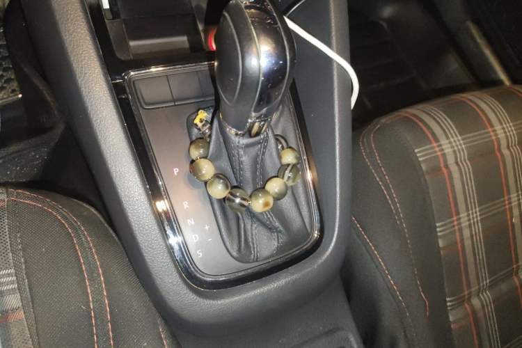 Used Volkswagen Sagitar 2015 1.6L Automatic Comfort Model Gear Lever