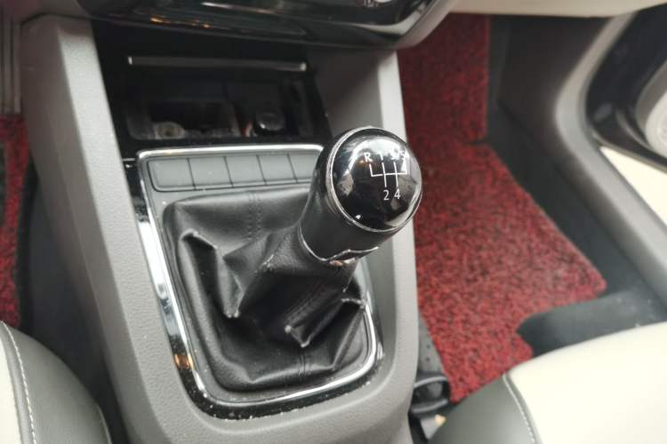 Used Volkswagen Sagitar 2015 1.6L Manual Comfort Model Gear Lever