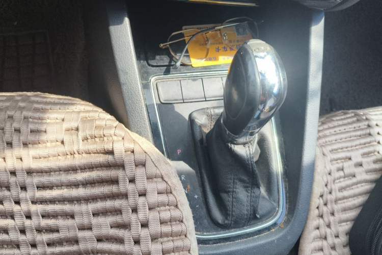 Used Volkswagen Sagitar 2015 230TSI Automatic Comfort Version Gear Lever