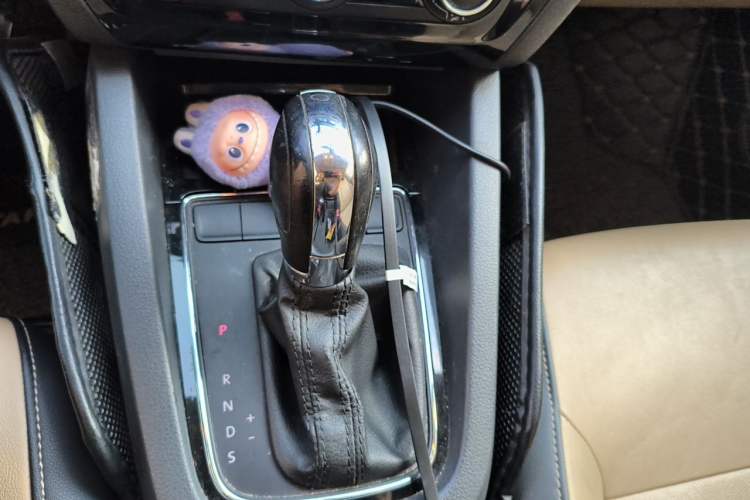 Used Volkswagen Sagitar 2015 1.6L Automatic Comfort Model Gear Lever