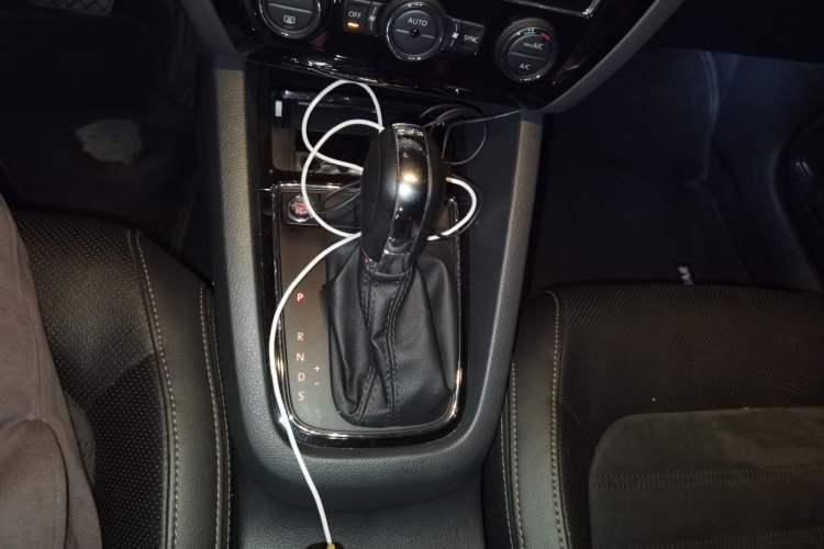 Used Volkswagen Sagitar 2015 230TSI Automatic Luxury Model Gear Lever