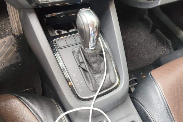 Used Volkswagen Sagitar 2015 230TSI Automatic Comfort Version Gear Lever