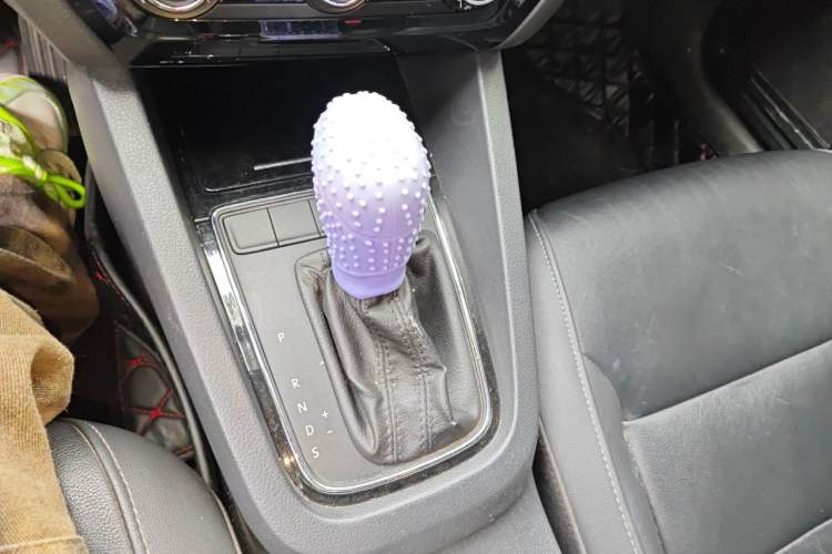 Used Volkswagen Sagitar 2015 230TSI Automatic Comfort Version Gear Lever