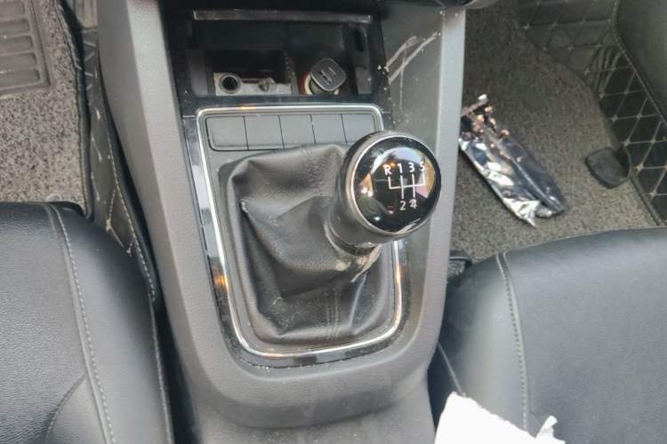 Used Volkswagen Sagitar 2015 230TSI Manual Comfort Version Gear Lever