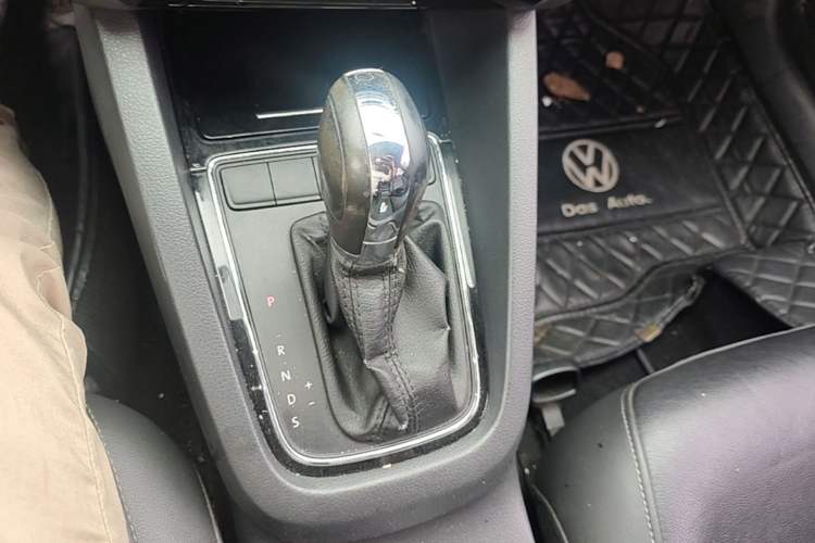 Used Volkswagen Sagitar 2015 1.6L Automatic Comfort Model Gear Lever